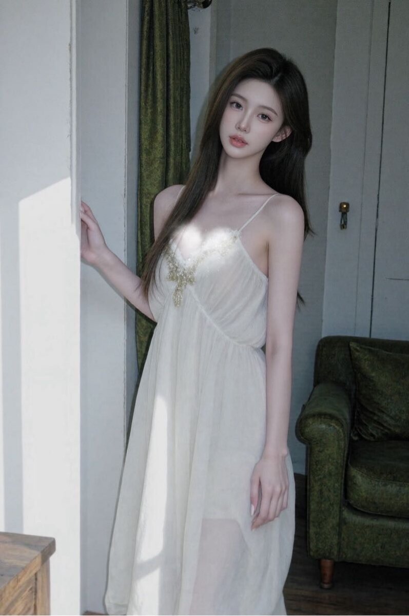 杭州外围模特未颜173cm C杯 白色抹胸室内立拍写真 长发及腰