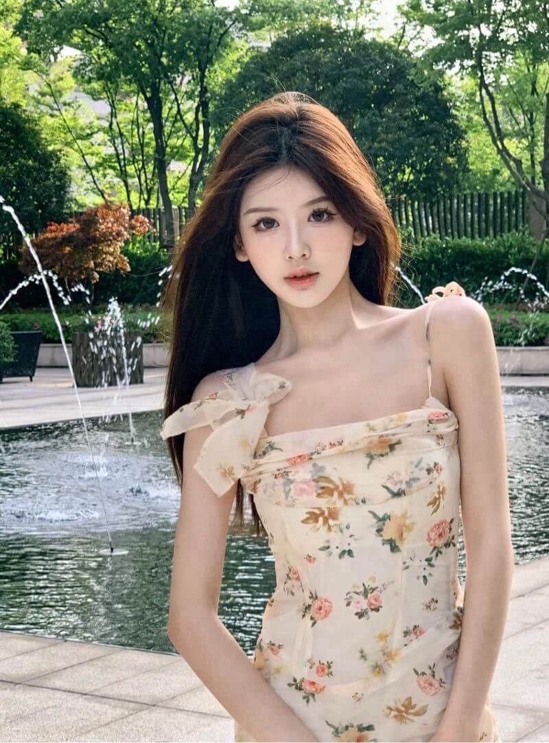 杭州高端外围纯欲昕昕173cm C杯 碎花吊带裙正面写真 精致女孩