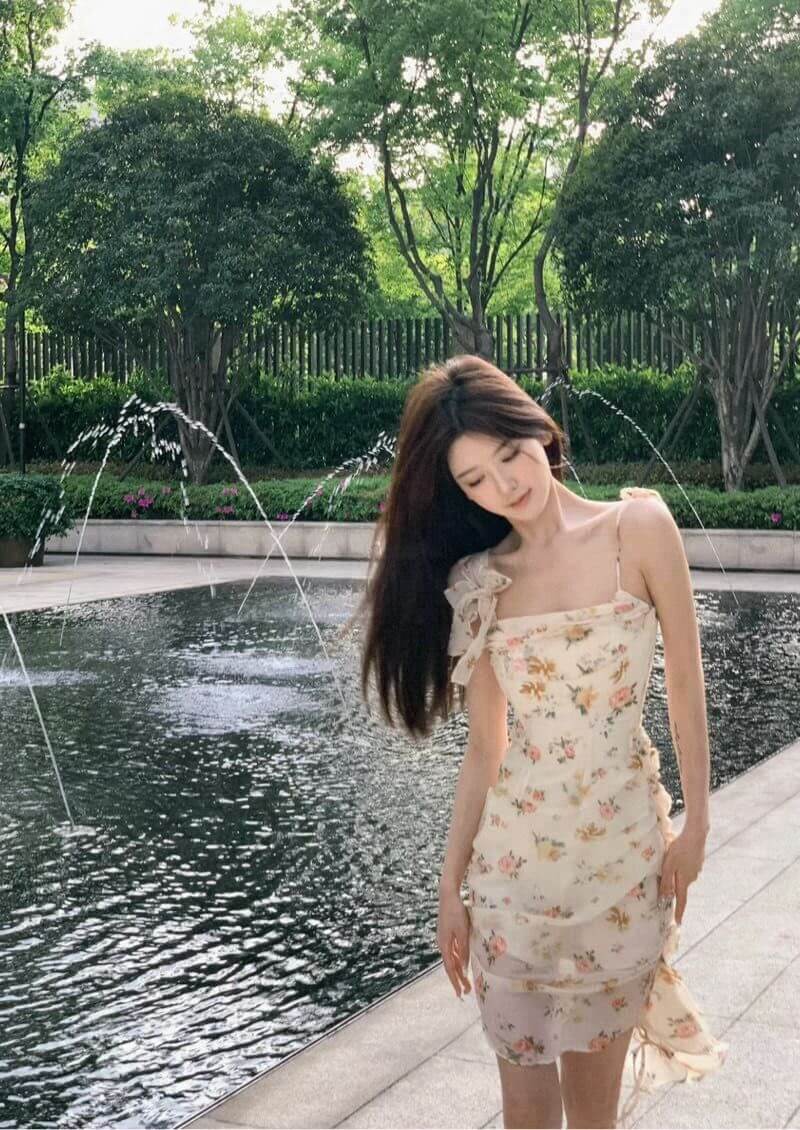 杭州外围模特纯欲昕昕173cm C杯 碎花吊带裙喷泉写真 牛奶肌肤A4腰