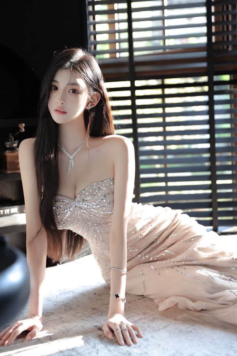 香港外围模特02年170cm F杯 银色抹胸礼服斜靠写真 风骚御姐