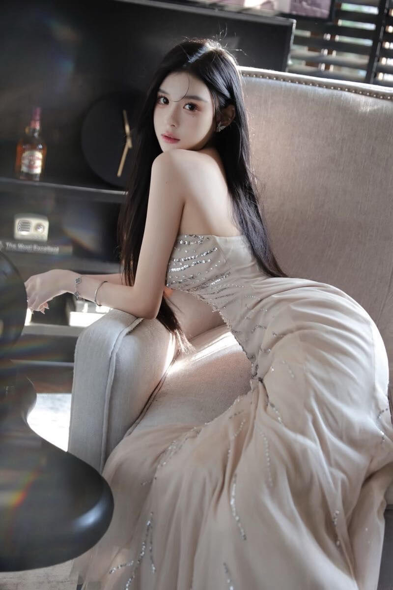 香港外围模特02年170cm F杯 银色抹胸礼服侧身写真 欧美蜜桃臀