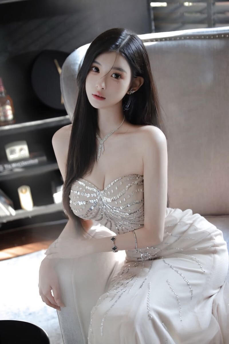 香港外围模特02年170cm F杯 银色抹胸礼服写真 皮肤白滑纯天然F罩杯