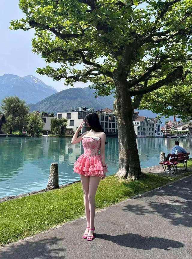 伦敦高端外围模特 00年169cmD杯湖景粉裙写真 