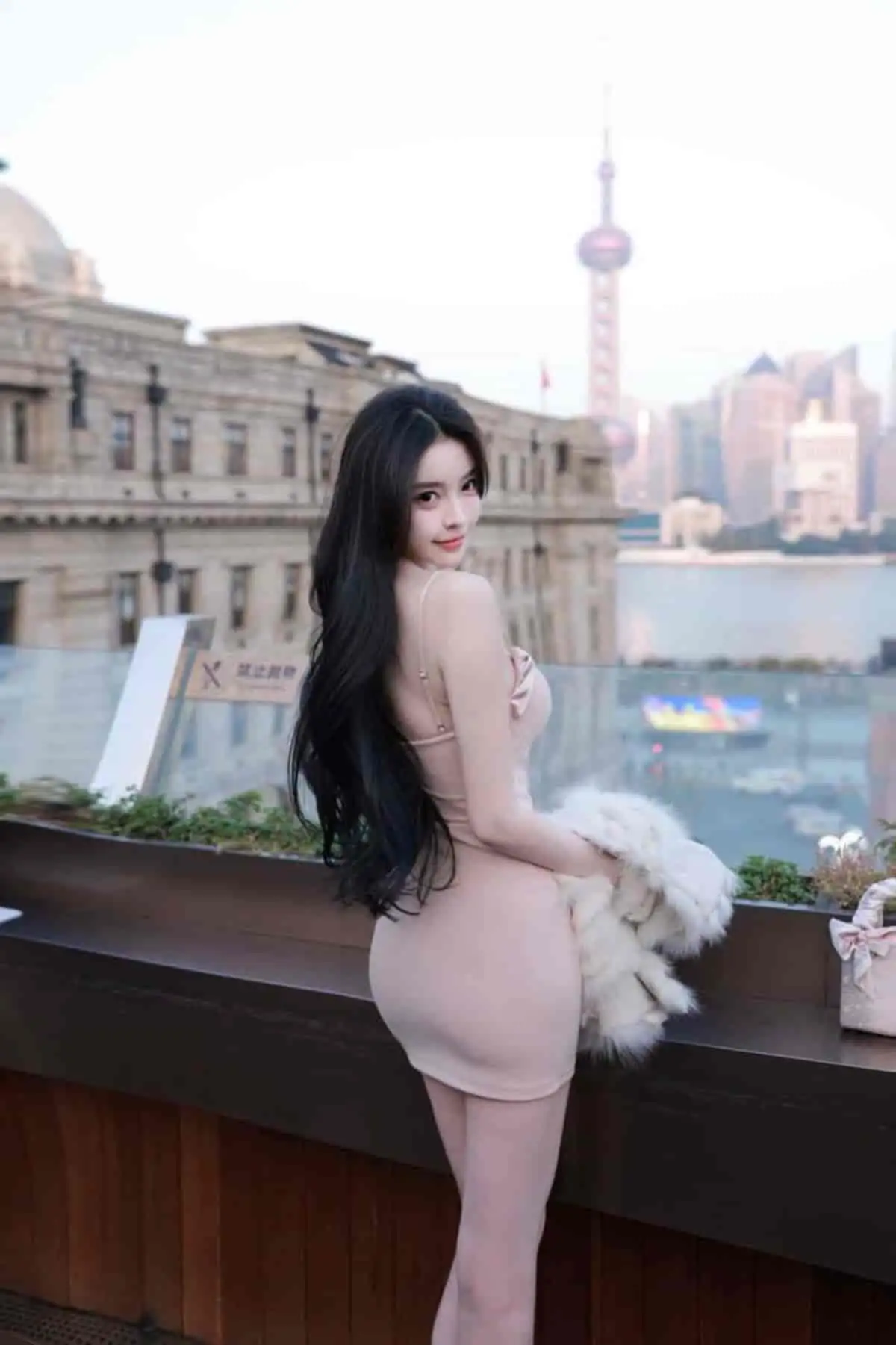 伦敦外围模特 03年171cm前凸后翘外滩回眸写真 