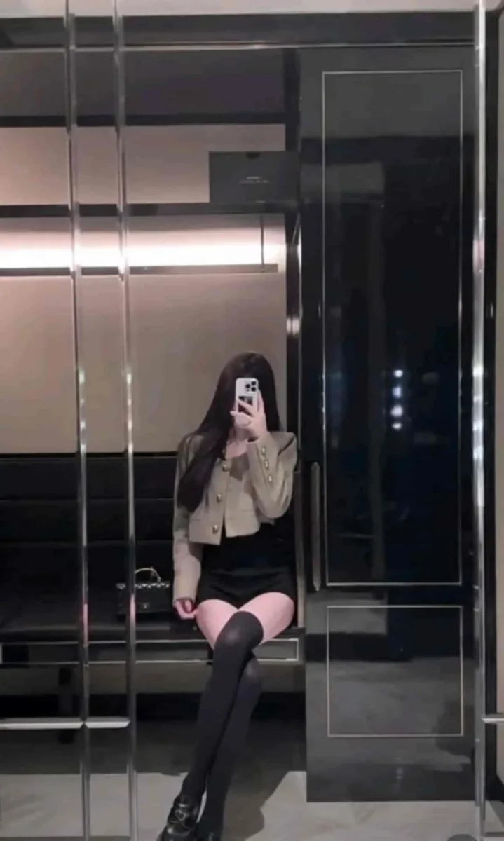 伦敦留学生外围模特 03年170cmC杯电梯自拍写真 