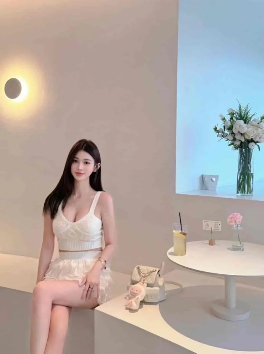 洛杉矶03年留学生高端外围模特沙发坐姿写真，气质温柔甜美，皮肤白皙