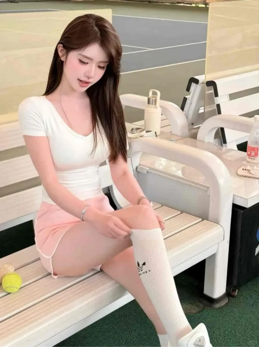巴黎高端外围模特皮肤白皙的年轻女孩，身穿美体裤，在家中展现纯情少女感 