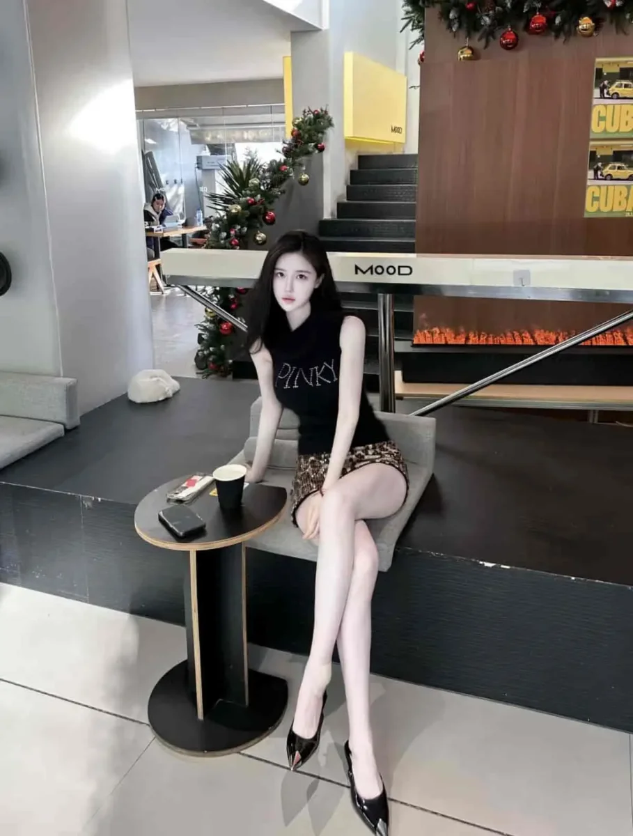 旧金山外围05年学生室内氛围感写真，175cm E杯，气质温柔，女友感十足