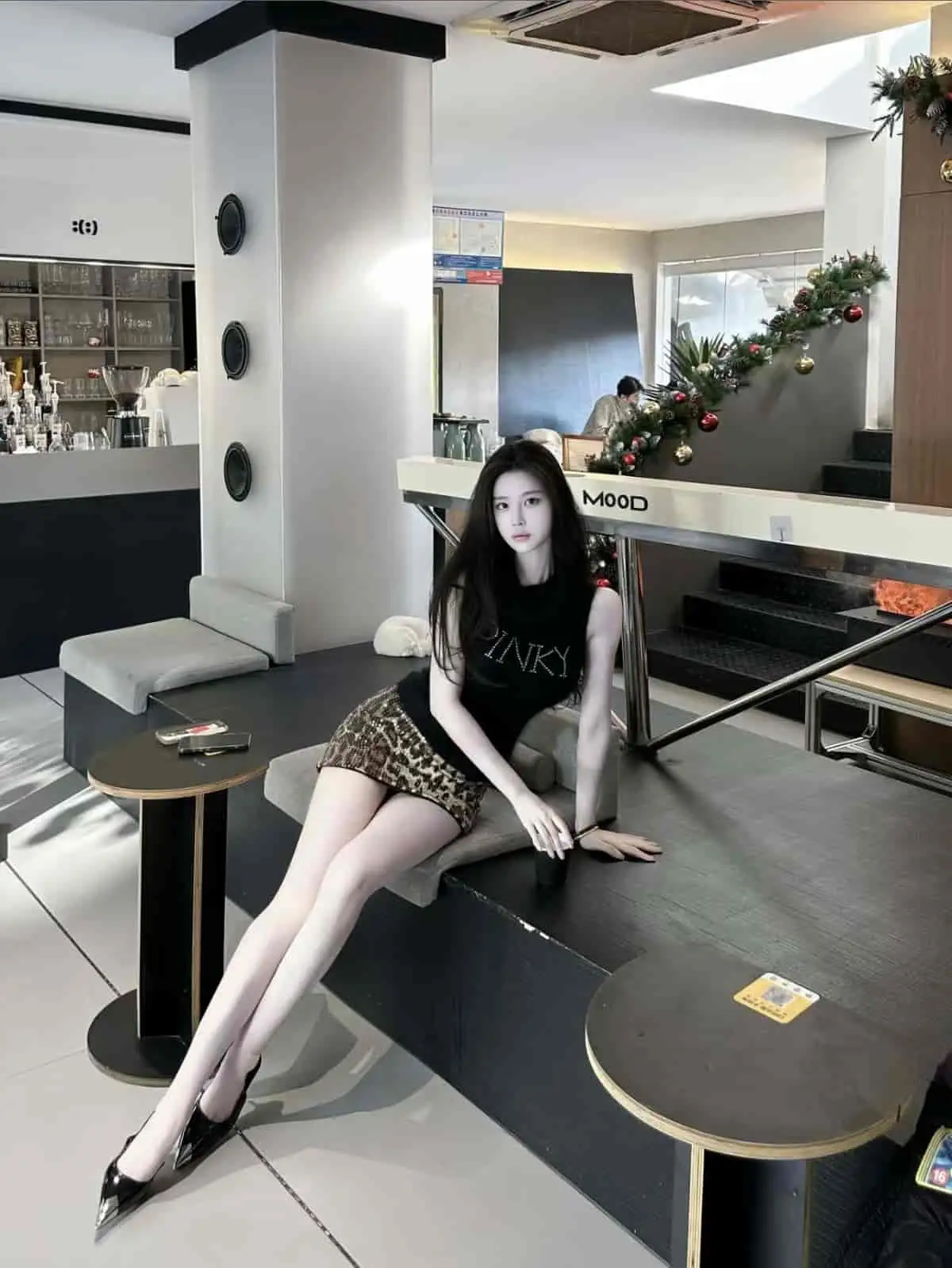 旧金山外围05年学生室内坐姿写真，175cm E杯，蜜桃翘臀，气质温柔