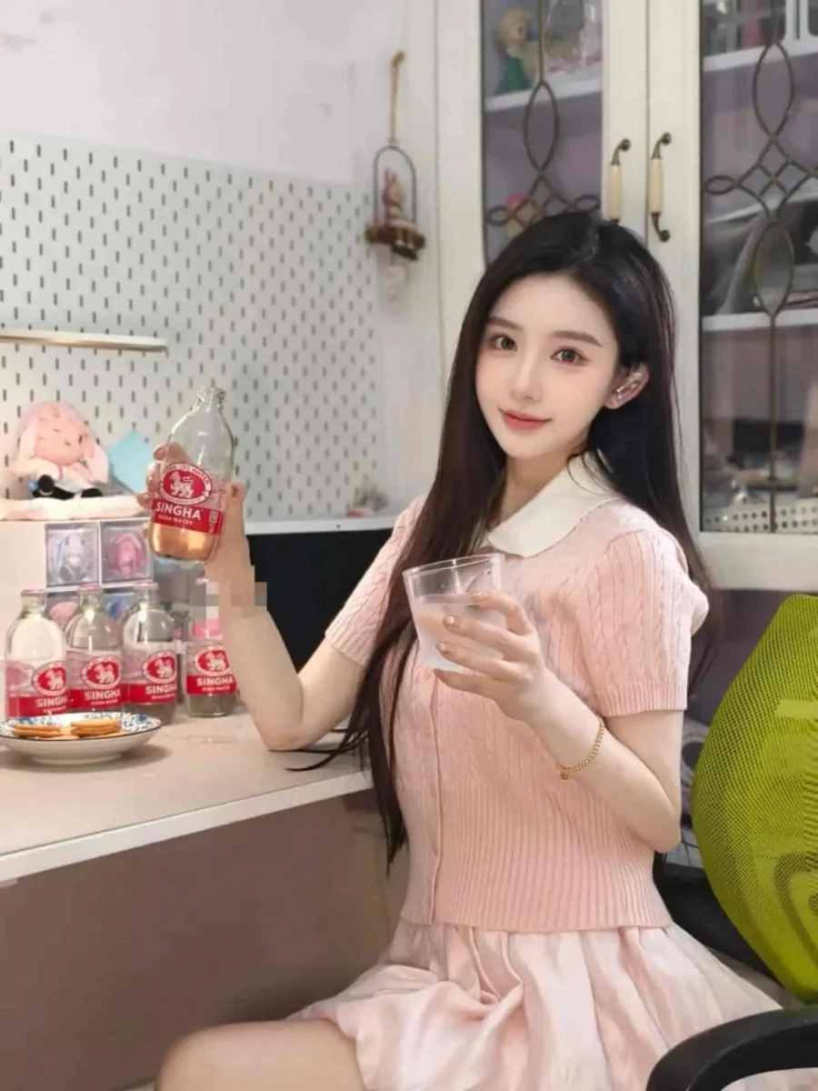 上海闵行区外围168cmD杯高学历女生粉色连衣裙写真