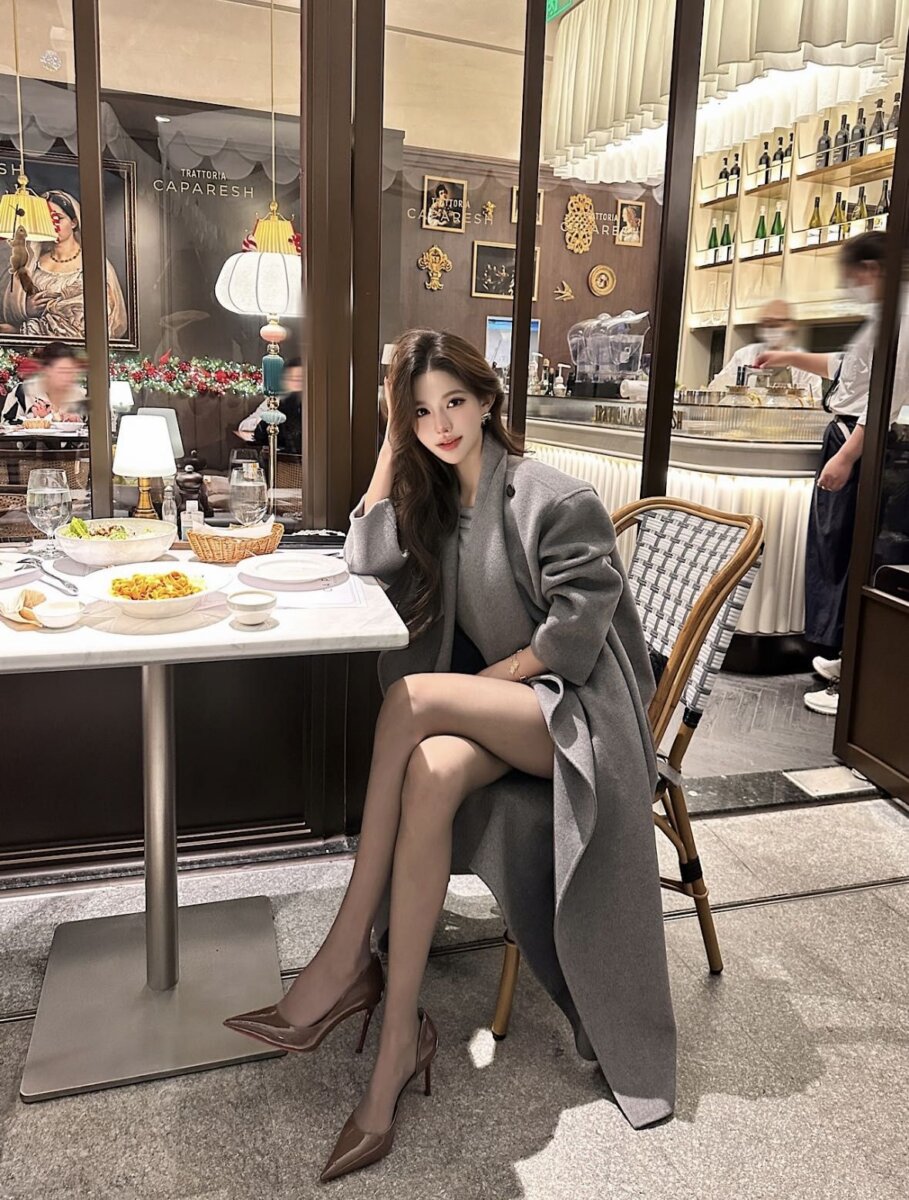 深圳外围175cm E杯健身教练 黑色短裙居家写真 细腰翘臀一字马身材