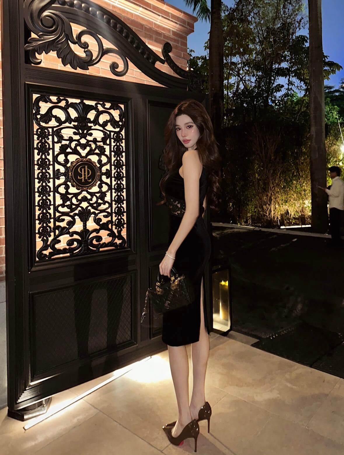 深圳外围175cm E杯气质女神 浅橘色长裙户外写真 黄金比例雪白肌肤