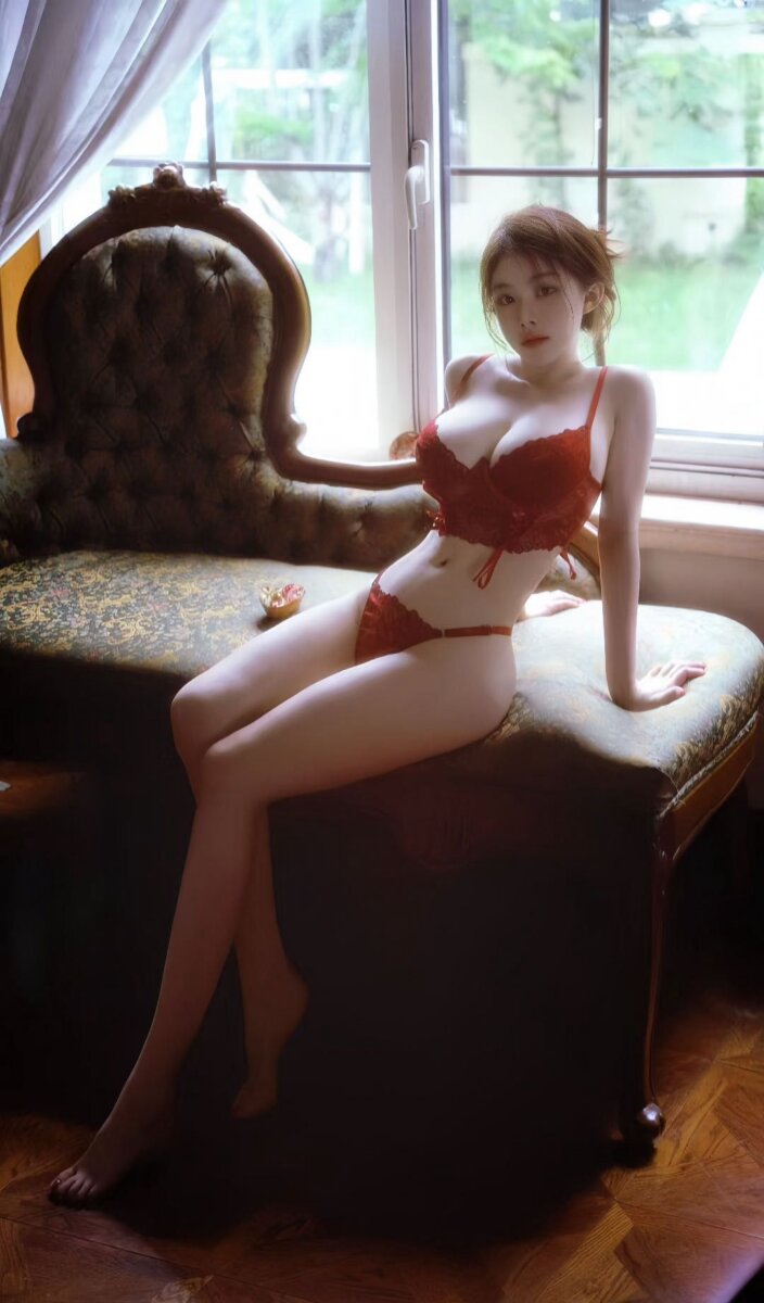新加坡高端外围模特05年158cm B杯女孩 红色内衣坐姿写真 清纯火辣