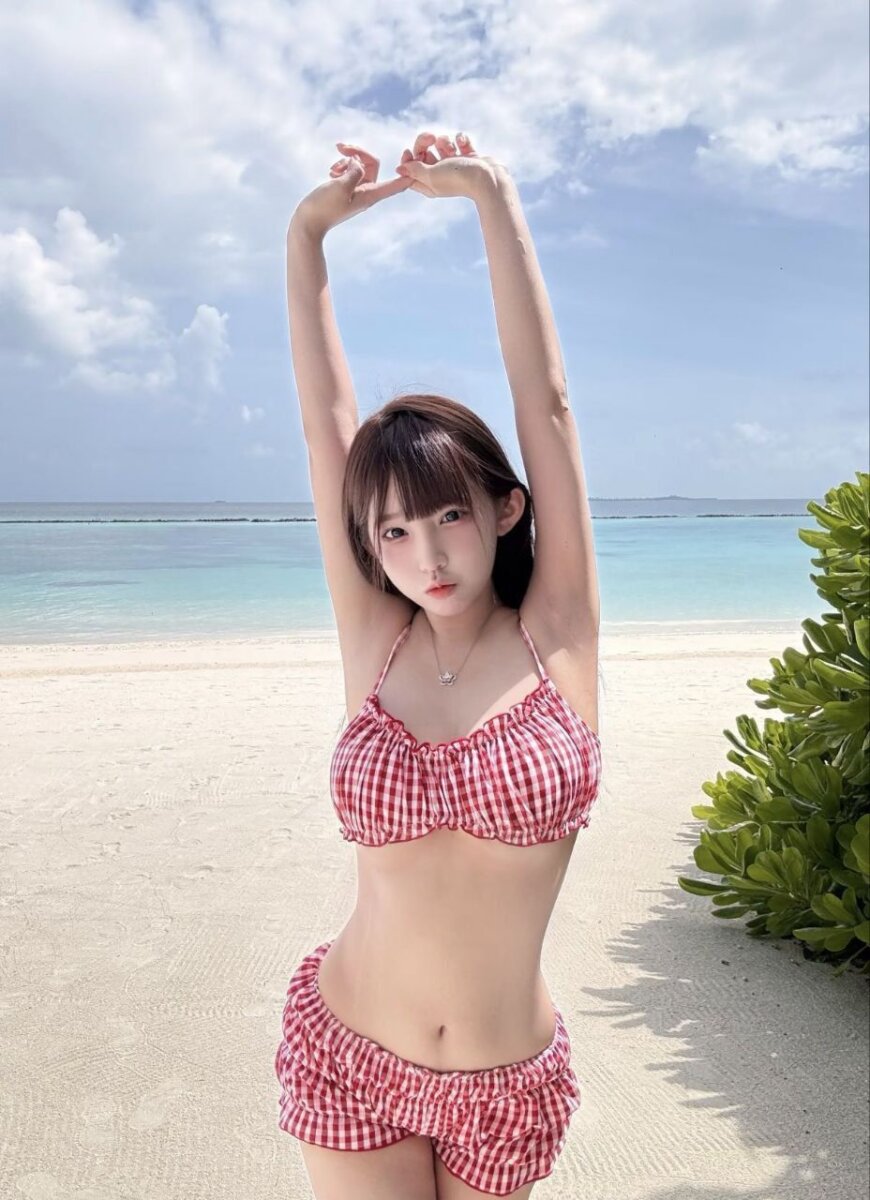 悉尼外围预约05年165cm E杯留学生 海边伸懒腰写真 松弛感约会