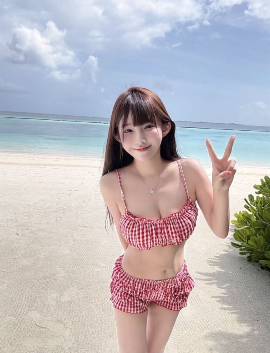 悉尼外围预约05年165cm E杯留学生 粉比基尼海边写真 甜美活泼约会感