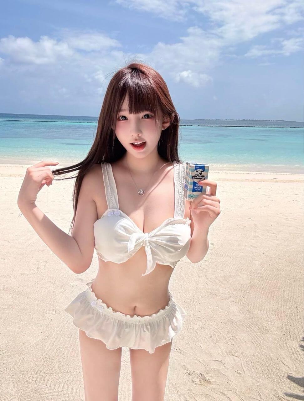 悉尼外围预约05年165cm E杯留学生 海边比基尼写真 轻松愉快约会