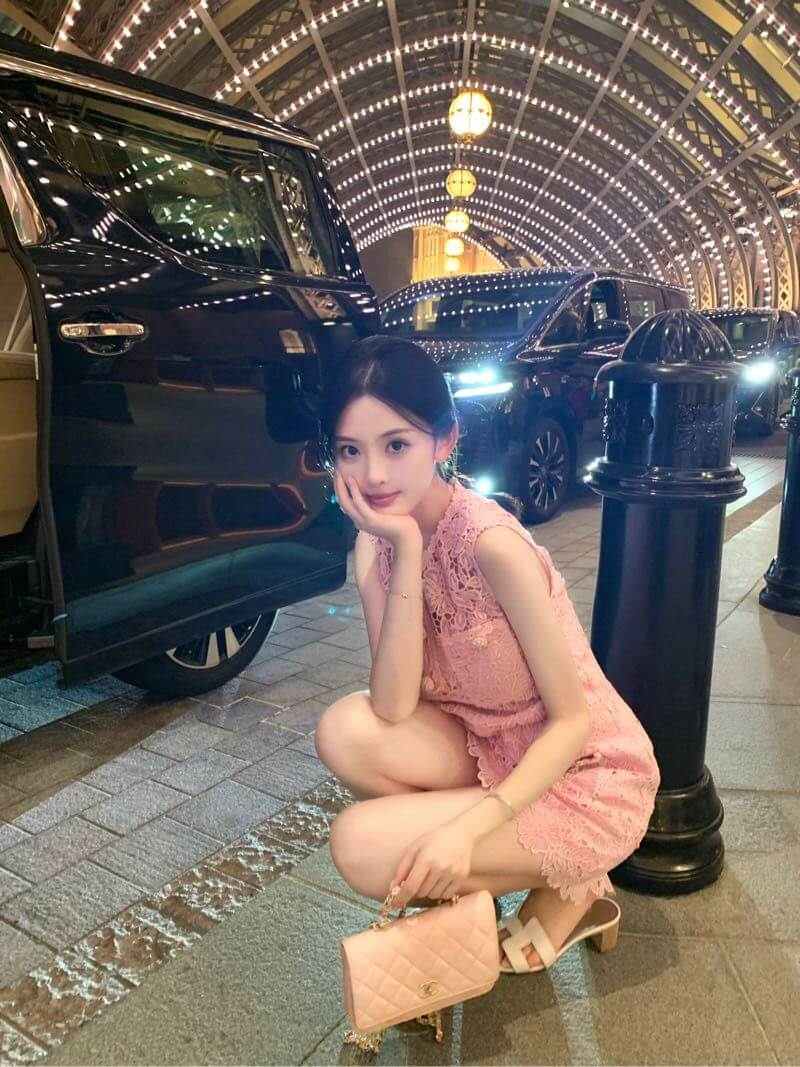 悉尼外围模特05年167cm D杯优雅女生 粉色连衣裙蹲姿写真 时尚洋气