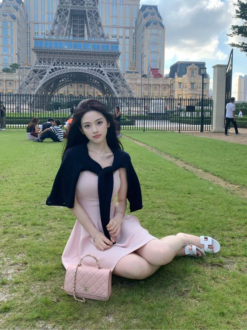 悉尼外围模特05年167cm D杯优雅女生 草坪坐姿写真 温柔气质