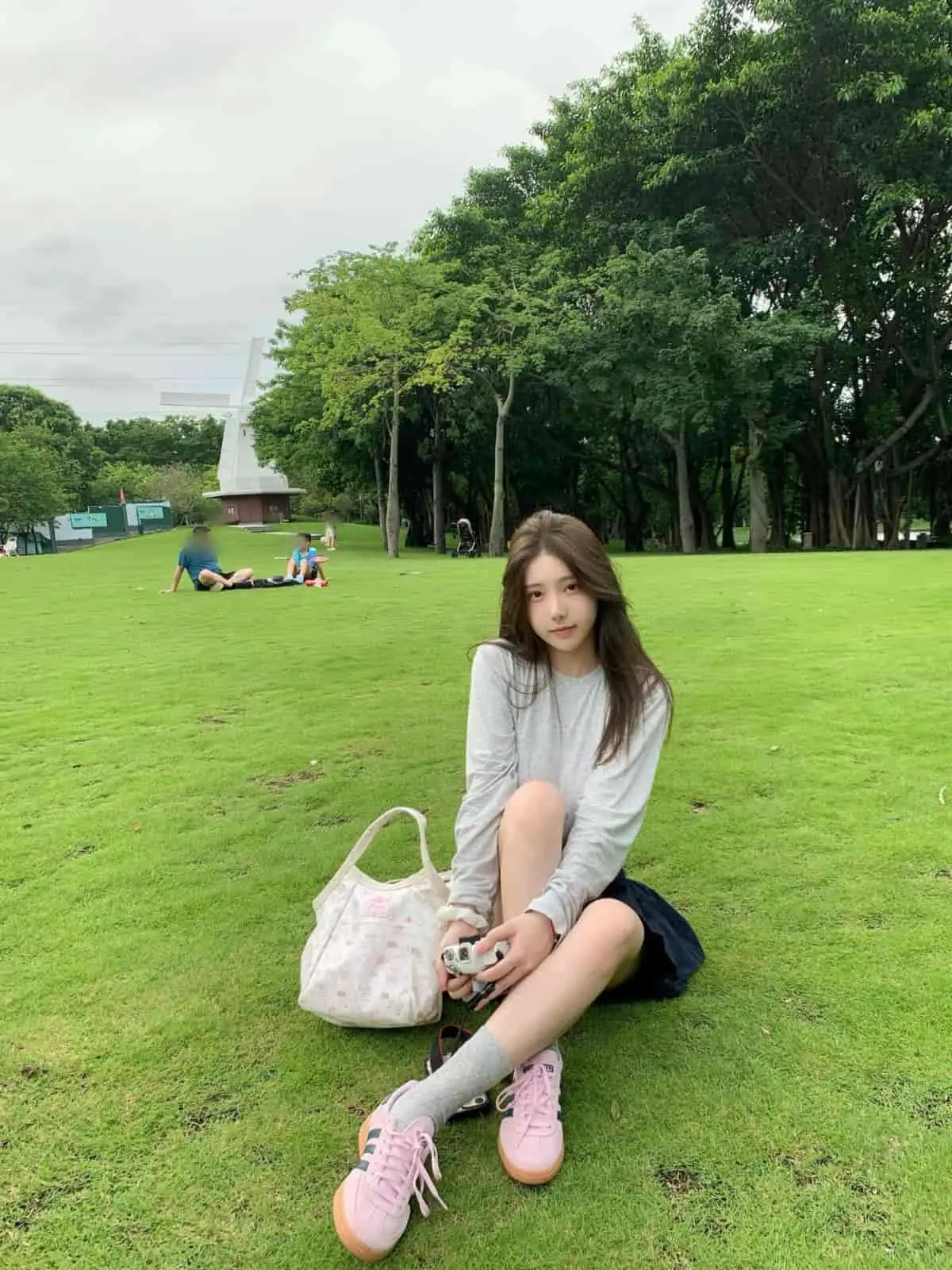 多伦多清纯大学生高端外围户外草坪写真，温柔又治愈